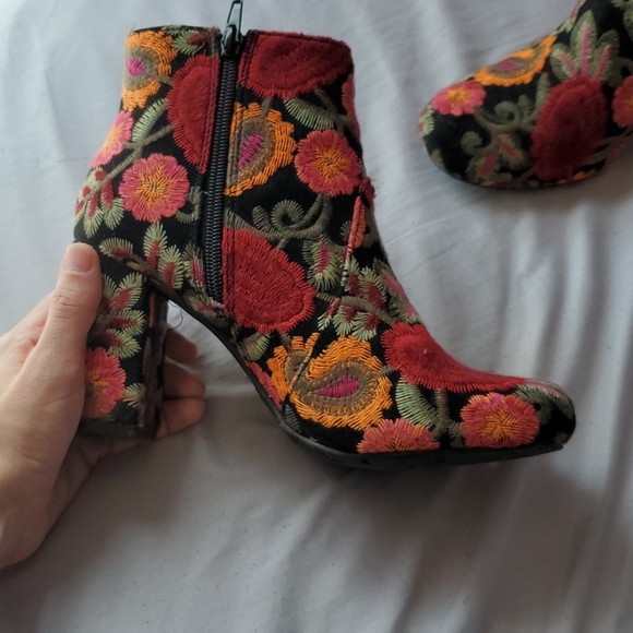 MIA EMBROIDERED BOOT SIZE 8 - Picture 3 of 6